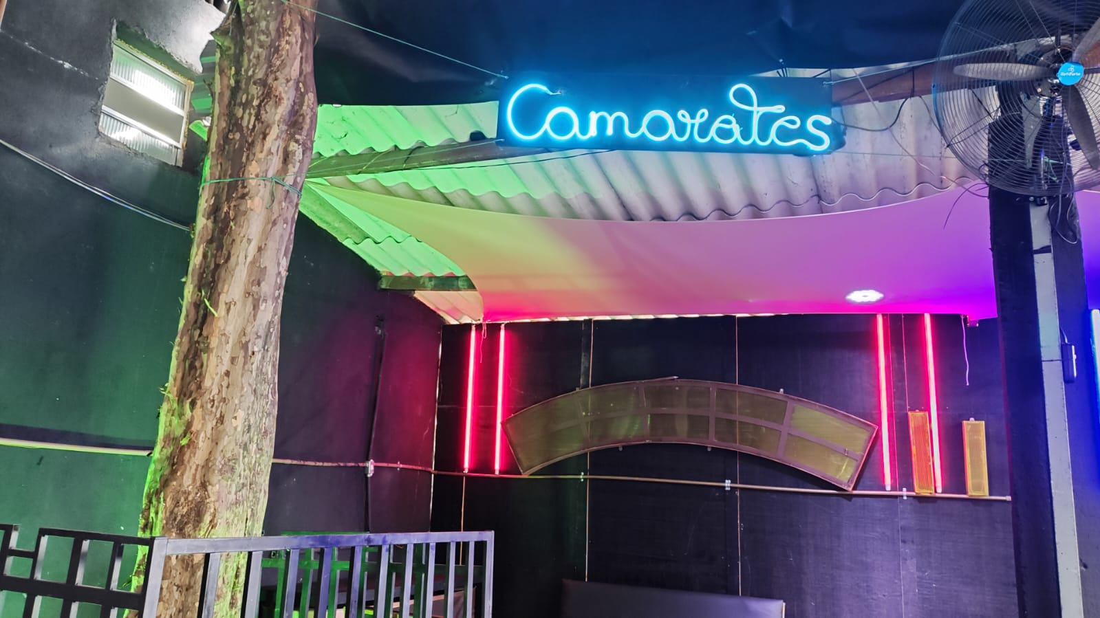 Camarotes VIP da Villa do Som com neon azul, verde e rosa
